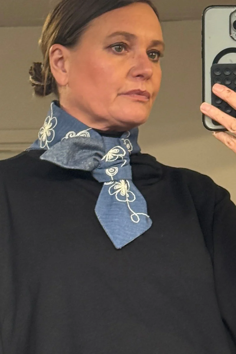 1:4 Denim Daisy Necka Scarf - Image 3